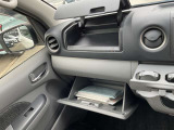 車検証ケースもすっぽりグローブボックス★ 上には開閉式の小物入れもございます(^^)