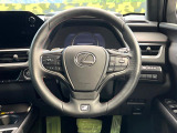 インテリアに合わせたデザインのステアリングは、運転される方のことも考え、運転しやすい形状、大きさです。是非一度、実際に触ってお確かめください。
