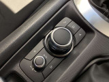 「MAZDAコネクト」コマンダー部 手元を見ることなく操作出来るように左手を自然に降ろした位置に設置。シンプルで使いやすく、機能を覚えやすいボタン配置になっています。