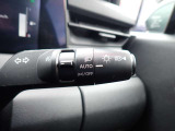 オートライト機能が装備されており暗い場所に入ると車両が検知しライトのON・OFFを自動的に切り替えてくれますので非常に便利な装備です♪