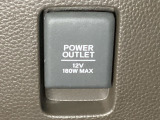 アクセサリーソケットはUSBのアダプターなどをつければ、スマホの充電にも使えます。周辺には物が置けるボックスがついています。