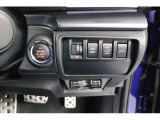 キーレスアクセス&プッシュスタート。アクセスキーを携帯して運転席か助手席のドアハンドルの内側に触れるだけで開錠 ドアハンドルのセンサーに触れて施錠