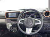 運転席まわりです。 各操作スイッチは使いやすい位置に配置されてます。