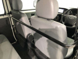 急ブレーキを踏んでも荷物が乗員席に倒れてこない様にラゲージバーももちろん付いております。