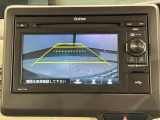 リバースギアに入れるだけで後方の表示へ切り替わります。夜間や雨の日の駐車も楽になりますよ。