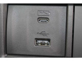 ドライブの時間を、スマートフォンの充電時間に。運転席からも助手席からも使いやすい位置に、急速充電対応タイプのUSBジャックを2個設けています。