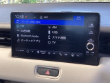 HondaCONNECT対応の便利なナビディスプレー。お持ちのスマートフォンと連携して、ナビやBluetoothでの音楽再生が可能です。デザインはもちろん、操作性も良好です。