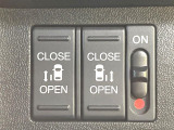【両側パワースライドドア】スマートキーや運転席のスイッチで後席両側スライドドアの開閉が可能♪電動だから力を入れてドアを開ける必要が無く、小さなお子様でも簡単に開け閉めでき快適です♪