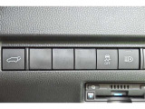 スマートキーや運転席のボタンを押すだけでリアゲートが自動で開閉します!荷物を持っている時や、高い位置にあるバックドアを閉める際に便利な機能です