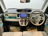 機能的に配置されたスイッチ類と、見晴らしの良い視界が快適なドライブをサポート。座るたびに心が落ち着くような、手入れの行き届いた上質な空間です。
