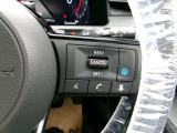 プロパイロット搭載オーラがアクセル、ブレーキを自動でコントロールして前のクルマとの車間距離を保つ手助けをします。