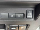 運転席側から後席両側のスライドドアを電動で開閉操作できるスイッチ。乗り降りのサポートに役立ちます。