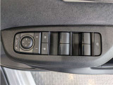 パワーウィンドウのスイッチですよ。 運転席に居ながら窓を開け閉めのコントロールできますよ。 ロック機能で、子供がイタズラして窓を開けるという事も無くなりますよ。