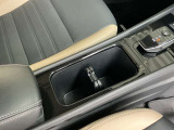 運転席・助手席の間にドリンクホルダーあります。