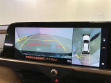 複数のカメラの映像をもとに、クルマを真上から見ているような映像をドライバーに提供し駐車をサポートする機能です。