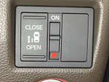 左側電動スライドドアは運転席からでも操作ができるように、ハンドル付近に開閉の操作スイッチが付いています。