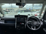 見晴らしの良さと明るい室内で、いつでも気持ちよくドライビングが楽しめます。車両感覚もつかみやすいので、老若男女問わず運転がしやすいルーミーですよ。