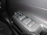 パワーウィンドウスイッチで運転席から全席の窓の開閉ができます。