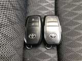 スマートキー2個有ります。家族で共有すれば自宅駐車場での入替えや旅行の時などに大変便利ですね。