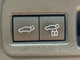 【パワーバックドア】スマートキーや運転席のボタンを押すだけでリアゲートが自動で開閉します!荷物を持っている時や、高い位置にあるバックドアを閉める際に便利な機能です♪
