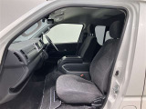 高いホールド性で運転姿勢が安定します。長距離ドライブでも疲れにくいのが魅力です。快適なドライビングライフをお送りください♪