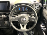 インテリアに合わせたデザインのステアリングは、運転される方のことも考え、運転しやすい形状、大きさです。是非一度、実際に触ってお確かめください。