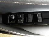 パワーウィンドウスイッチで運転席から全席の窓の開閉ができます。