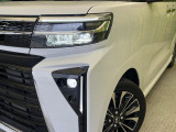 【LEDヘッドライト】悪天候や夜間走行時も良好な視界を確保し安心して運転できる高輝度LEDヘッドライトを装備!点灯速度が早く、消費電力も抑えられています。