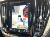 【360&deg;ビューカメラ】4台の高解像度カメラで360度の鳥瞰図を表示。隣の車や壁、死角にある障害物などを画面で確認できるため、狭いスペースでの駐車・出入りも安心です。