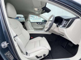 WHIPSは追突事故でむち打ち症を効果的に防ぐボルボのセーフティイノベーションです。衝撃を受けるとフロントシートのバックレストとヘッドレスト全体が乗員と一緒に動いて頸部をサポートします。
