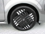 日産純正のアルミホイールが装着されてます。ボディデザインとマッチしておりカッコイイですね。