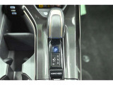ハイブリッドカーですが運転操作は普通の車と変わりませんのでご安心ください。操作方法はスタッフが説明いたしますのでお気軽にご質問ください