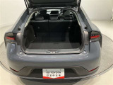 室内外はもちろん、シートを外してニオイの元となるフロアカーペットまで消臭・除菌を実施。中古車を気持ちよくお乗りいただけるクリーニングサービスです。詳細は販売店スタッフまでおたずねください。
