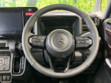 インテリアに合わせたデザインのステアリングは、運転される方のことも考え、運転しやすい形状、大きさです。是非一度、実際に触ってお確かめください。