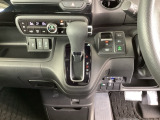 足元スッキリ、インパネシフトです。パーキングブレーキは電子制御パーキングブレーキタイプなので、運転席と助手席の間がスッキリしています。