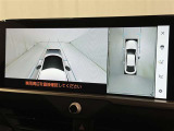 パノラミックビューモニターを装備。駐車場や交差点でクルマを真上から見るように周囲を確認できます。機能の詳細は販売店スタッフまでおたずねください。