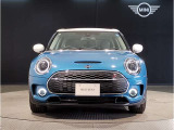 MINIのフロントグリルのデザインはイギリスで生まれた当初から、シルバーのサイドバーが折り重なった伝統的なデザインで御座います。その伝統はBMWのお車になってからでも少しずつ形を変えて守られております