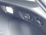 荷室には便利なアクセサリーソケットを装備。アウトドアや車中でのちょっとした電源確保に役立ち、使い勝手がぐっと広がります。