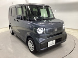 狭い駐車場でも、スライドドアならチャイルドシートへのお子さまの乗降や荷物の積載もスムーズ。
