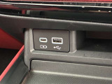こちらのクルマはUSB接続コネクタも装備されています♪スマホの充電などにお使い下さい。ご旅行中での充電切れも、これなら心配いりませんね!