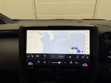 ナビ付きです。目的地を設定すれば、初めての場所でも簡単に行くことが出来ます。(音楽だって聴けちゃいます。)今や欠かせないアイテムですね。カーナビと共に楽しいカーライフを送って下さい(^0^)