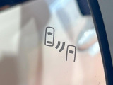 【ブラインドスポットモニター】走行中、ドアミラーの死角になりやすい箇所に後続車が接近するとサイドミラーのレンズに警告を表示!ドライバーに注意喚起をしてくれます。