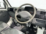 運転席まわりです。 各操作スイッチは使いやすい位置に配置されてます。