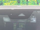 【i-ACTIVESENSE】走行中に前方の車両等を認識し、衝突しそうな時は警報とブレーキで衝突回避と被害軽減をアシスト。より安全にドライブをお楽しみいただけます。