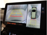 パノラミックビューモニター付きです。車両を上から見たような映像をディスプレイオーディオ画面に表示。運転席からの目視だけでは見にくい、車両周辺の状況をリアルタイムでしっかり確認できます。