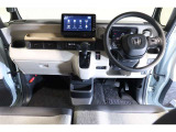 ドライバーを包み込むように、ディスプレーやスイッチ、コンソールを配置。座った瞬間から運転への期待が!空間そのものの心地よさにこだわっています。