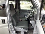 自然な姿勢を保ち、体への負担をやわらげる運転席シートです!また、スムーズに乗り降りしやすいシート高なので快適です!