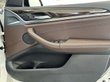 【ご納車後について】遠方のお客様はお住まいのエリアのBMWサービス工場にてメンテナンスを受けて頂けます。現地BMWへのお取次ぎなどもさせて頂きますのでご安心下さい。