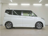 リアには左右スライドドアを採用。狭い駐車場でも開閉しやすく、強風の日でもドアが煽られにくくなっております。小さなお子さまやご年配の方も安心して乗り降りできます。