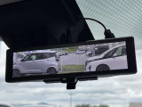 リアカメラの映像をミラーに表示するデジタルルームミラー。後席の乗員や荷物で視界が遮られることなく、後方の安全をクリアに確認できます。